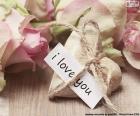 "I LOVE YOU" bir kart ile kalp bir sicim ile bağlı